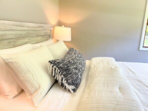 3 bedrooms, iron/ironing board, free WiFi, bed sheets - Newly Renovated 3-bed - Close to DT & Beach- Pet Friendly & Wheelchair access (Charlevoix)