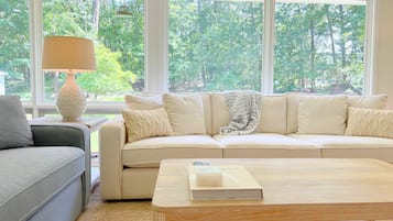 Smart-TV, Kamin, Bücher