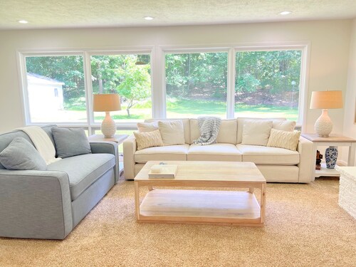 Newly Renovated 3-bed - Close to DT & Beach- Pet Friendly & Wheelchair access