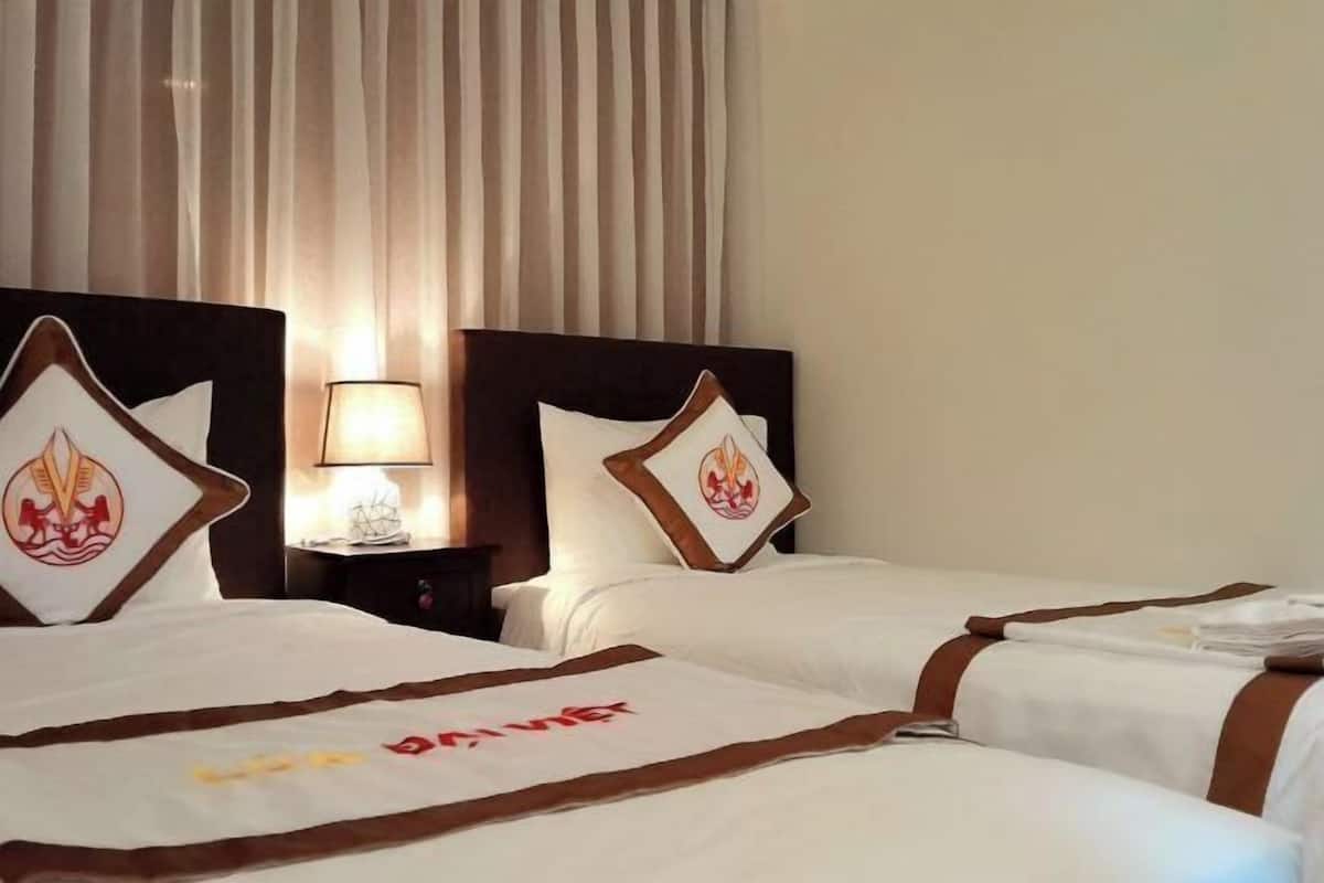 Premium bedding, minibar, desk, blackout curtains