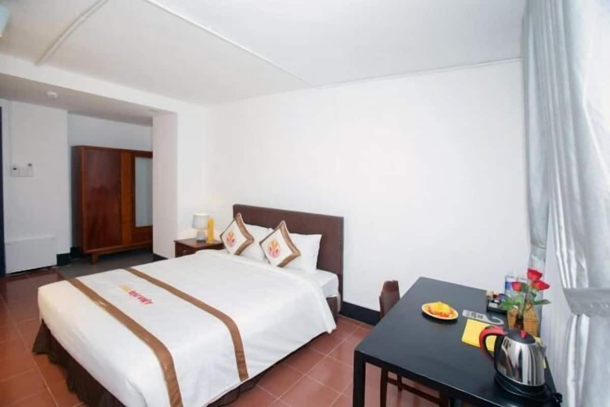 Premium bedding, minibar, desk, blackout curtains