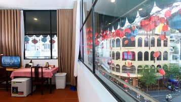 Quarto triplo luxo, vista para a cidade | Roupas de cama premium, frigobar, escrivaninha, cortinas blackout