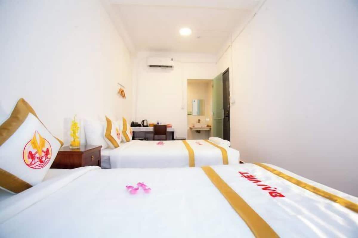 Premium bedding, minibar, desk, blackout curtains
