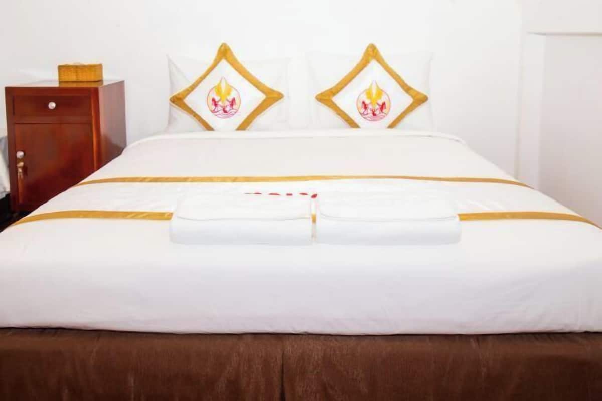 Premium bedding, minibar, desk, blackout curtains