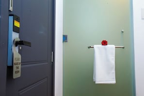 샤워 시설, 레인폴 샤워기, 무료 세면용품, 헤어드라이어