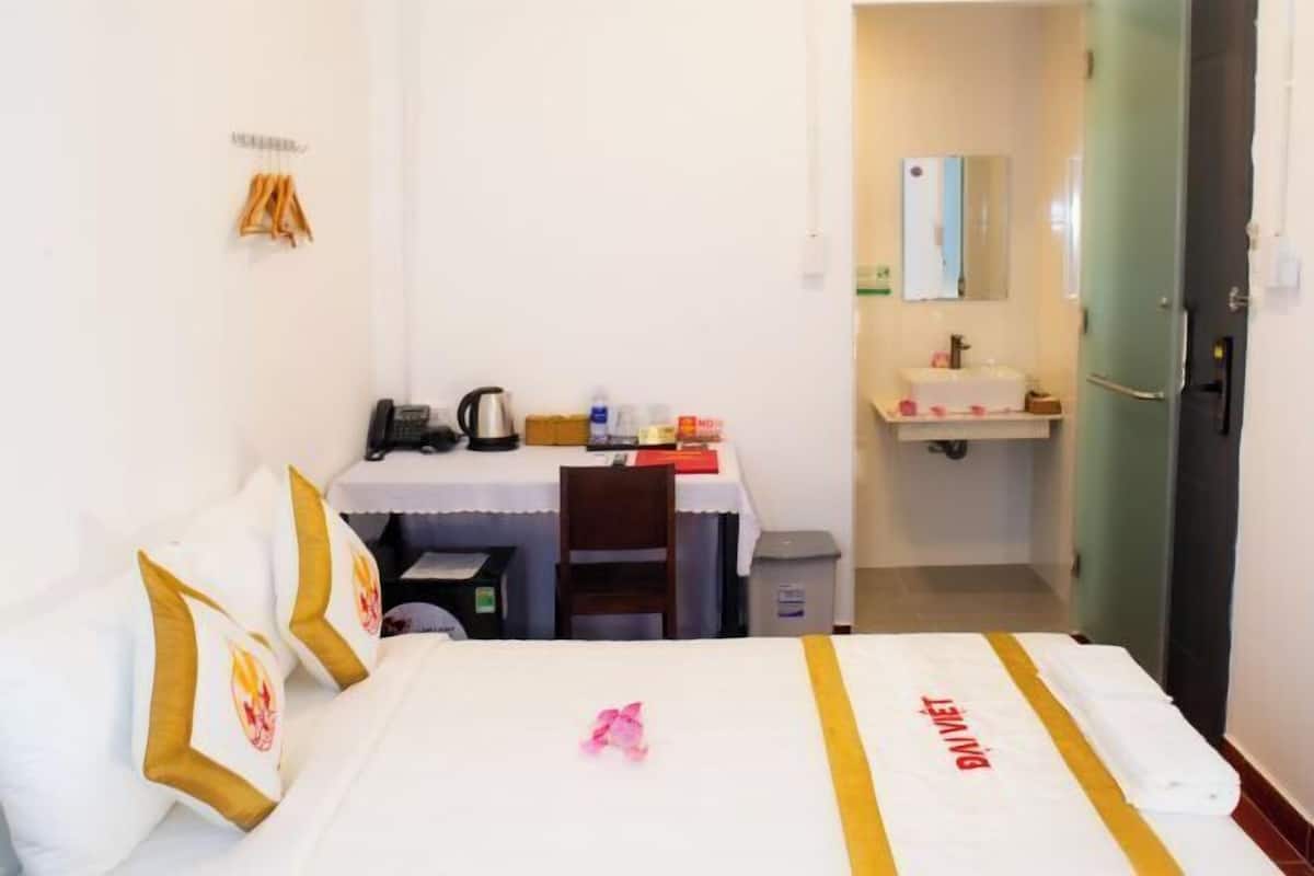 Premium bedding, minibar, desk, blackout curtains