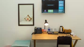 Hochwertige Bettwaren, Minibar, Schreibtisch, Verdunkelungsvorhänge