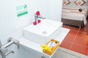Shower, rainfall showerhead, free toiletries, hair dryer