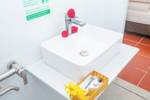 Shower, rainfall showerhead, free toiletries, hair dryer