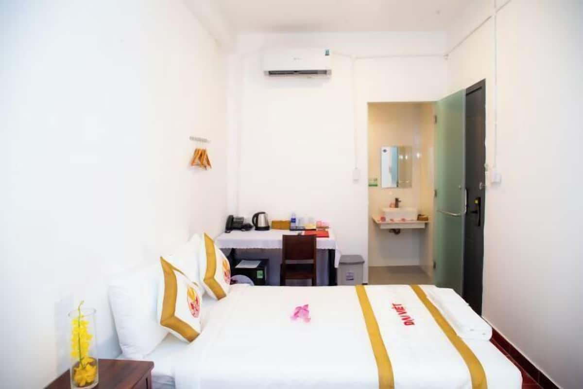 Premium bedding, minibar, desk, blackout curtains