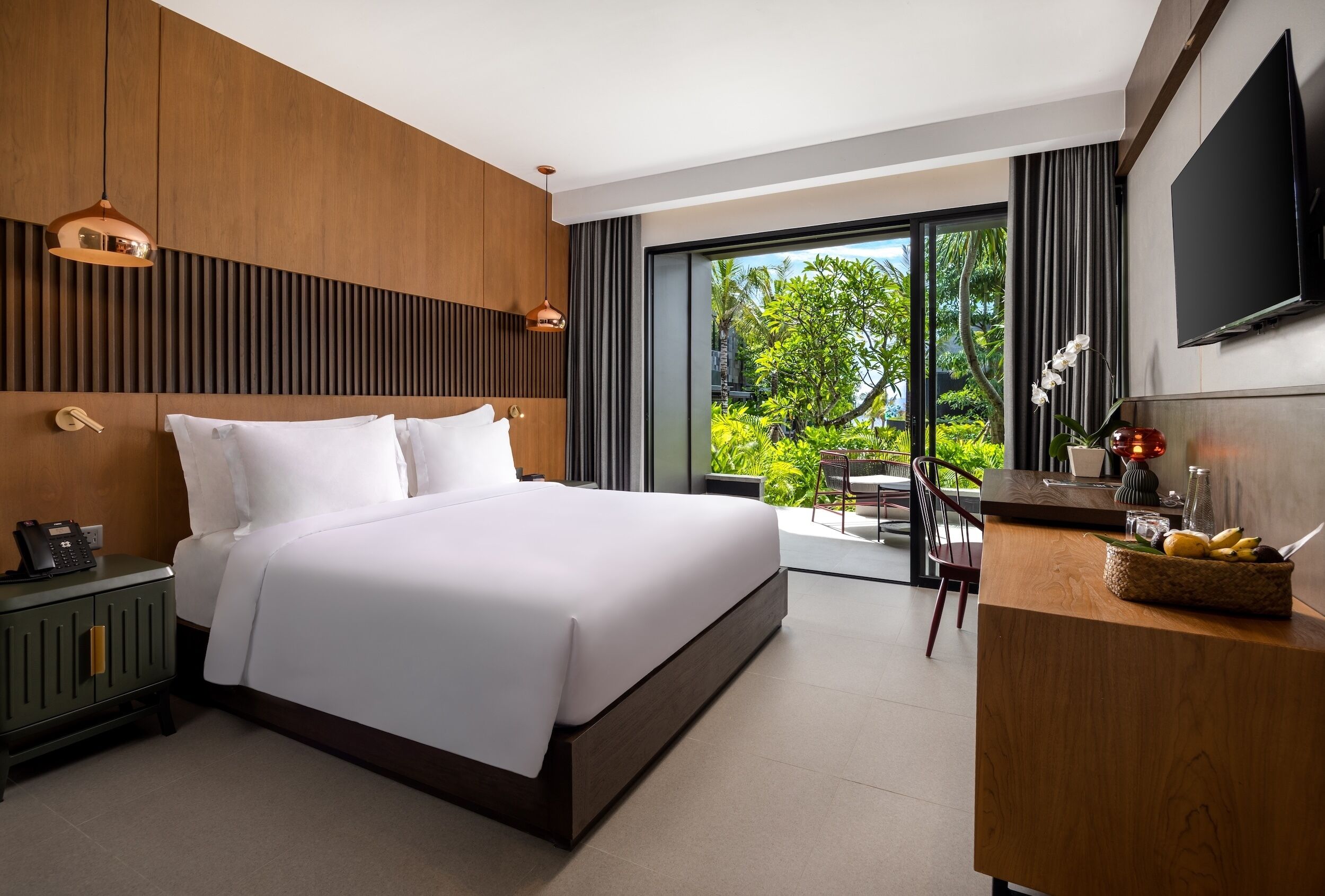 Habitación Deluxe, 1 habitación, vistas parciales al mar | Caja fuerte, escritorio, cortinas opacas y tabla de planchar con plancha