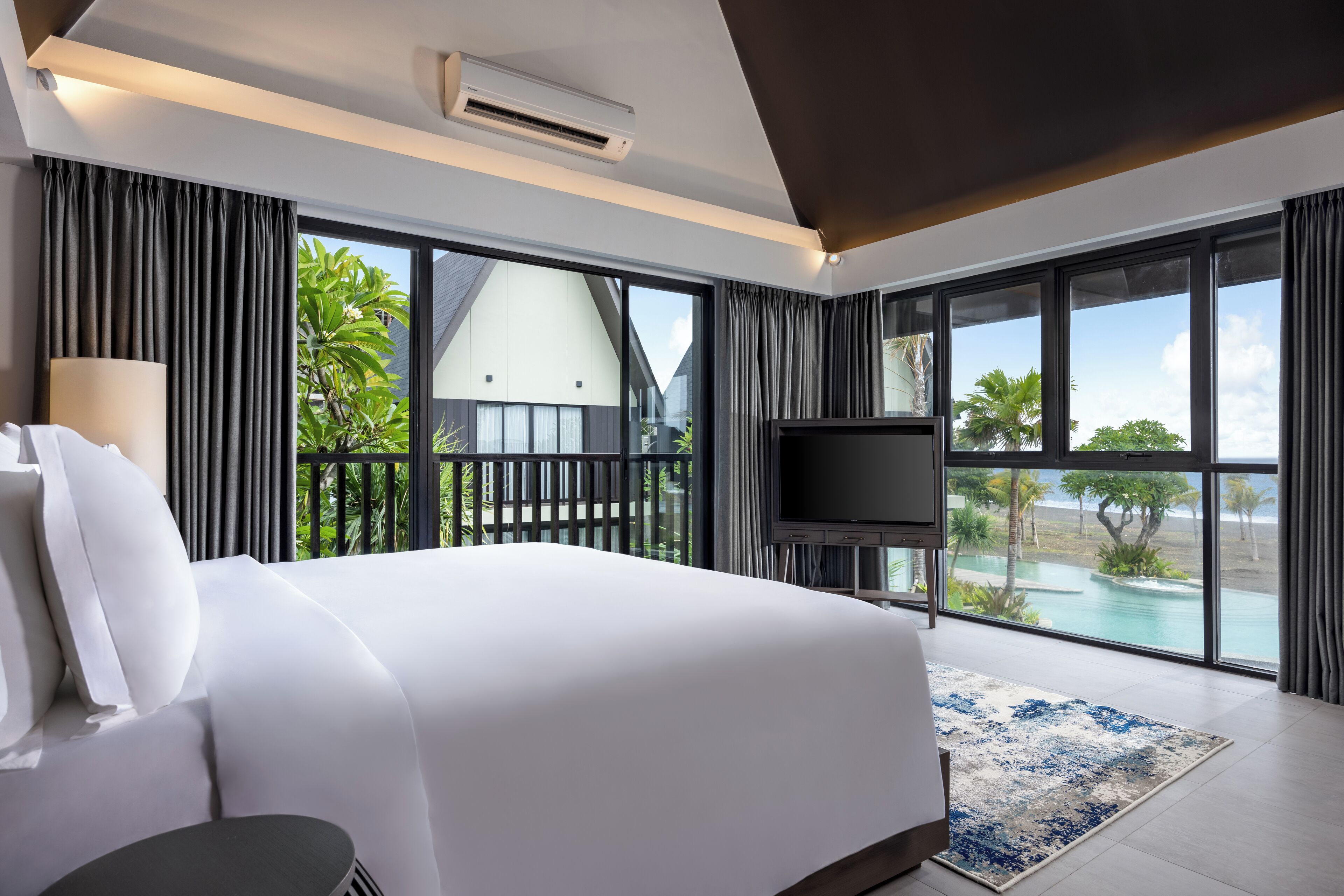 Minibar, caixa forta a l'habitació, escriptori i cortines opaques 