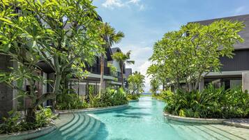 Una piscina al aire libre