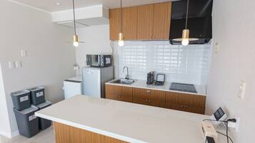 Fridge, microwave, stovetop, cookware/dishes/utensils