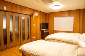 3 habitaciones, escritorio, wifi gratis y ropa de cama