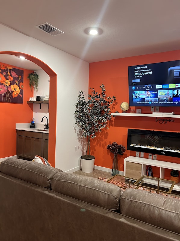 Smart TV, fireplace