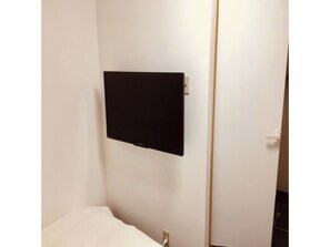 Skrivbord, strykjÀrn/strykbrÀda, gratis wi-fi och sÀngklÀder