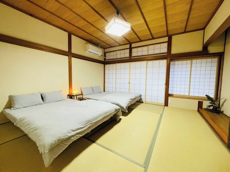 2 bedrooms, desk, free WiFi, bed sheets. A Japanesestyle rental house in the seaside town / Obama Fukui