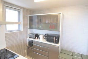 Fridge, microwave, stovetop, cookware/dishes/utensils