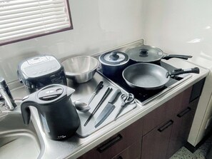 冷蔵庫、電子レンジ、コンロ、調理器具と食器