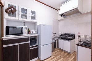 Kühlschrank, Mikrowelle, Herdplatte, Kochgeschirr/Geschirr/Besteck