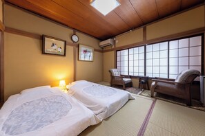 3 bedrooms, desk, WiFi (free), bed sheets