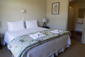 5 bedrooms, iron/ironing board, WiFi, bed sheets