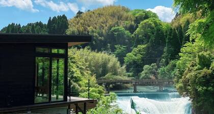 A hideaway for adults where you can enjoy an open / Katsuura Chiba