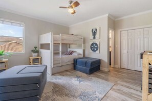 4 Schlafzimmer, Schreibtisch, Bügeleisen/Bügelbrett, WLAN