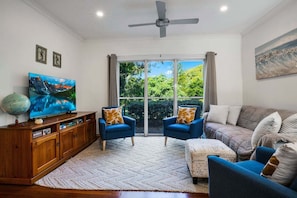 TV - Beachways. Flat walk to beach, no roads to cross! (Sunshine Coast)