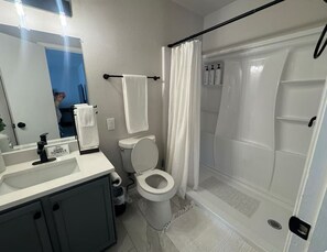 Secadora de cabello, toallas, jabón, papel de baño