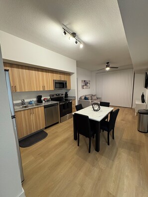 Microwave, oven, stovetop, dishwasher - 2-bedroom apartment in lovely Houston with WiFi, fitness room, AC (Houston)