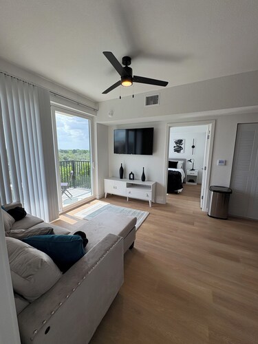 2-bedroom apartment in lovely Houston with WiFi, fitness room, AC