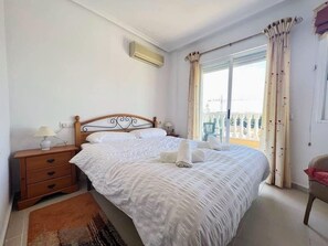 3 chambres, fer et planche à repasser, Wi-Fi, draps fournis