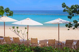 在海滩、白沙、沙滩椅、海滩遮阳伞