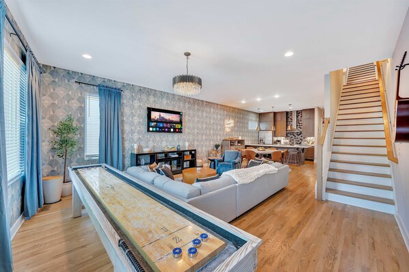 TV, offices - Winter rooftop deck, shuffleboard, BBQ near Broadway (Nashville)