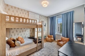 Escritorio, tabla de planchar con plancha, wifi y ropa de cama