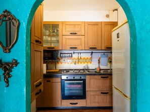 ثلاجة، فرن، مستلزمات طهي/أطباق/أوعية