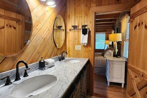 Hårføner og håndklær