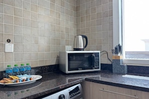 Frigorífico, microondas, horno y placa de cocina