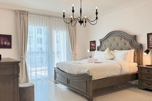 4 soverom, skrivebord, strykejern/-brett og reiseseng for barn