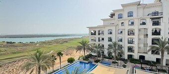 Modern 4BR Spacious Family Apartment in Yas Island