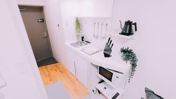 Apartment, 1 Double Bed, Non Smoking | Private kitchen | Microwave, stovetop, cookware/dishes/utensils, cleaning supplies