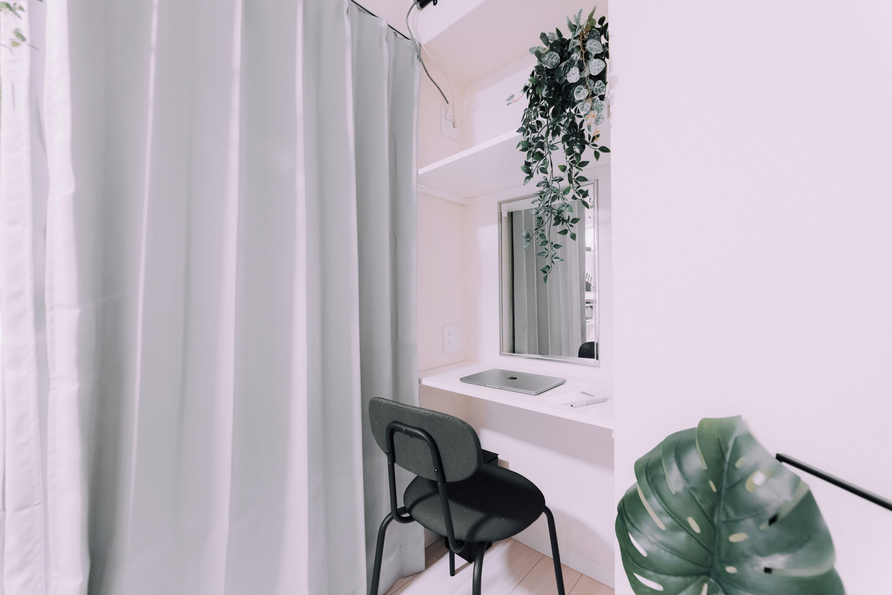 Escritorio y tabla de planchar con plancha 