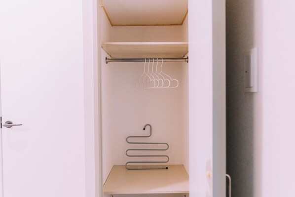 Apartment, 1 Double Bed, Non Smoking | Wardrobe