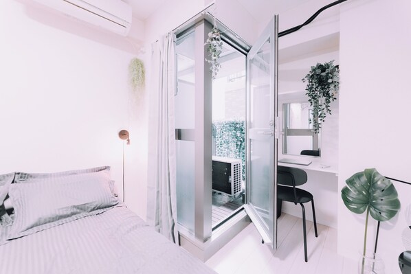 Escritorio y tabla de planchar con plancha