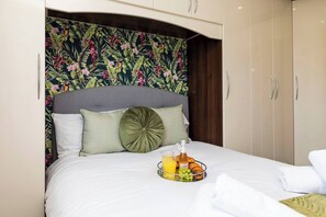 3 bedrooms, iron/ironing board, WiFi, bed sheets - Hazel House, 3BR, Crawley, Free Wifi, Parking , Gatwick (Crawley)