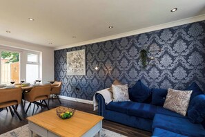 TV - Hazel House, 3BR, Crawley, Free Wifi, Parking , Gatwick (Crawley)