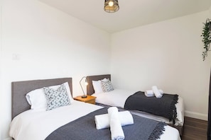3 bedrooms, iron/ironing board, WiFi, bed sheets - Hazel House, 3BR, Crawley, Free Wifi, Parking , Gatwick (Crawley)