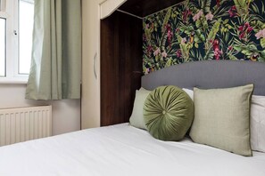 3 bedrooms, iron/ironing board, WiFi, bed sheets - Hazel House, 3BR, Crawley, Free Wifi, Parking , Gatwick (Crawley)